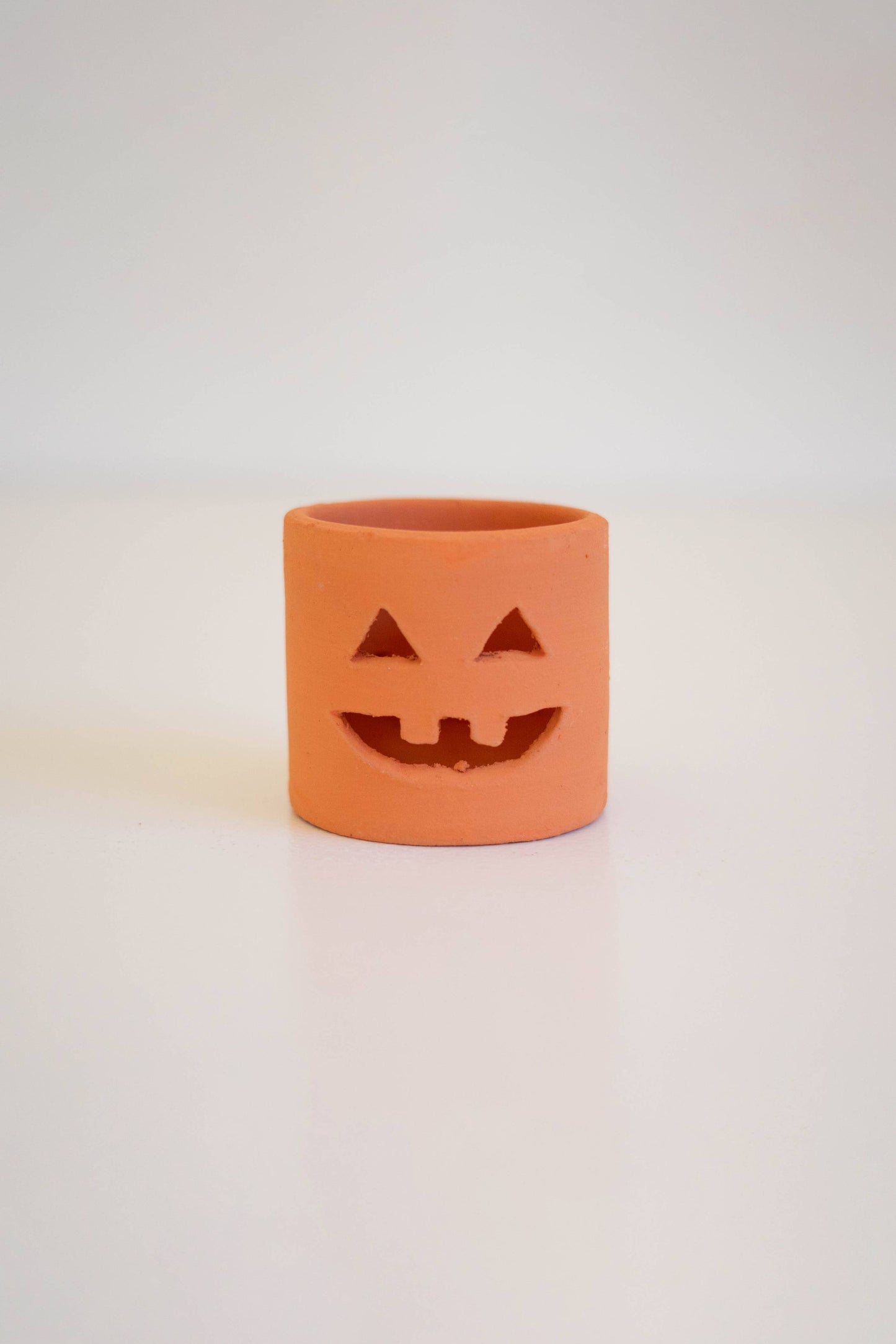 SHORT TERRACOTTA JACK-O-LANTERN: Clay / 4"d x 4"t